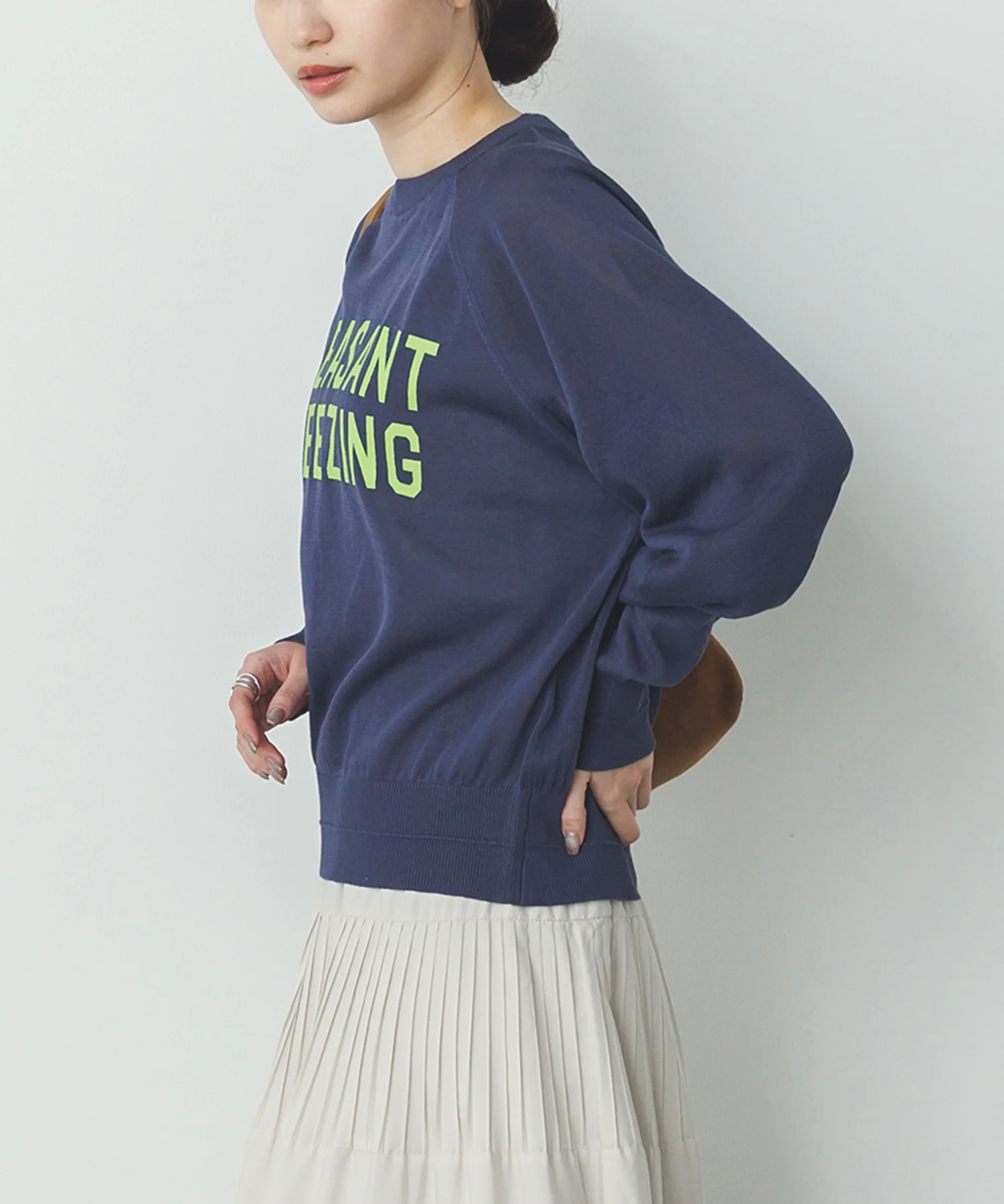 ペーパーライクシアー ロゴプリントニット