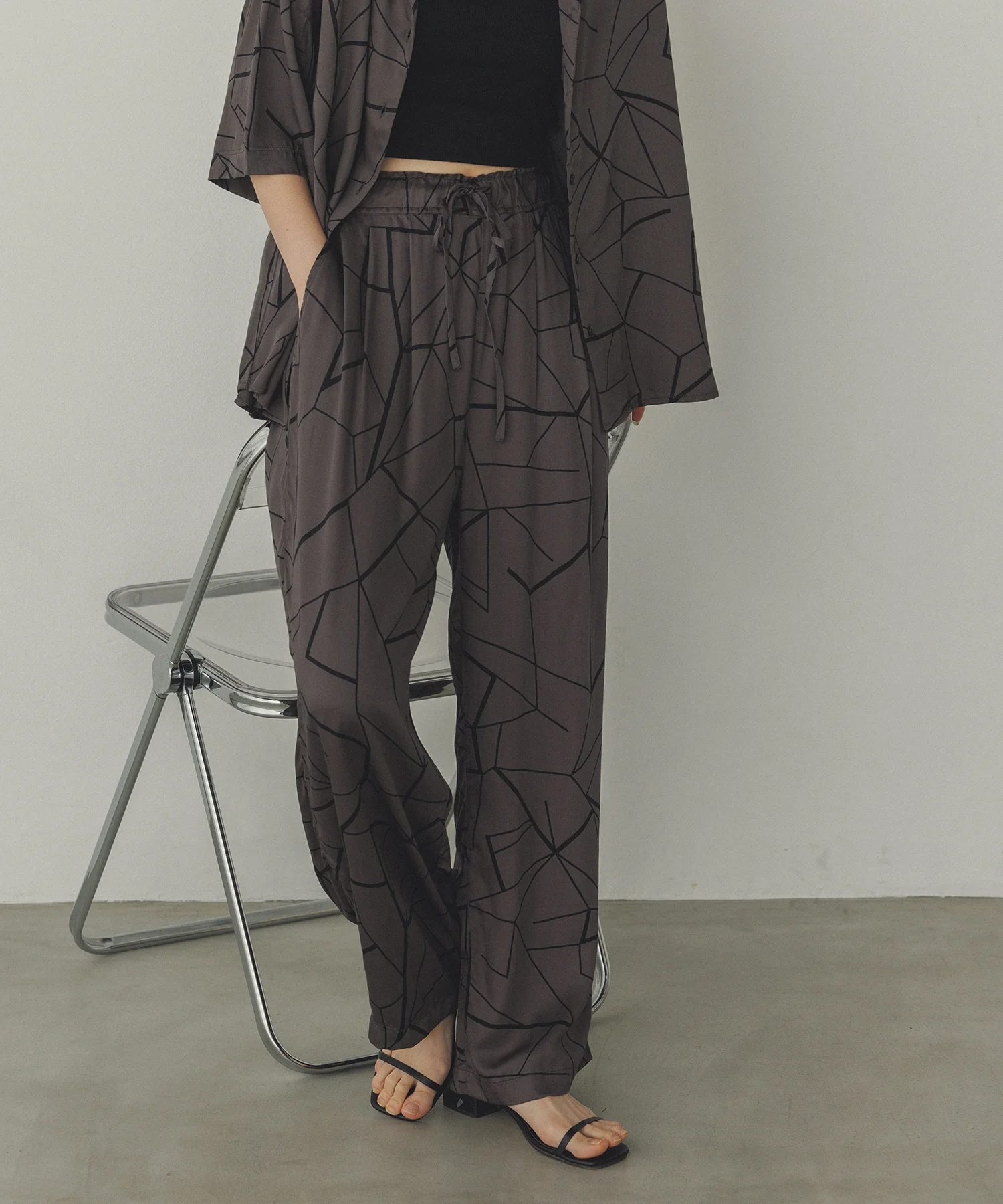 ビスコースサテン プリント タックストレートパンツ