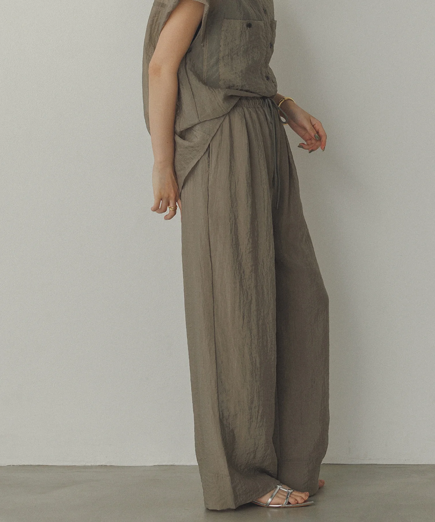 ツヤシアー ストレートパンツ