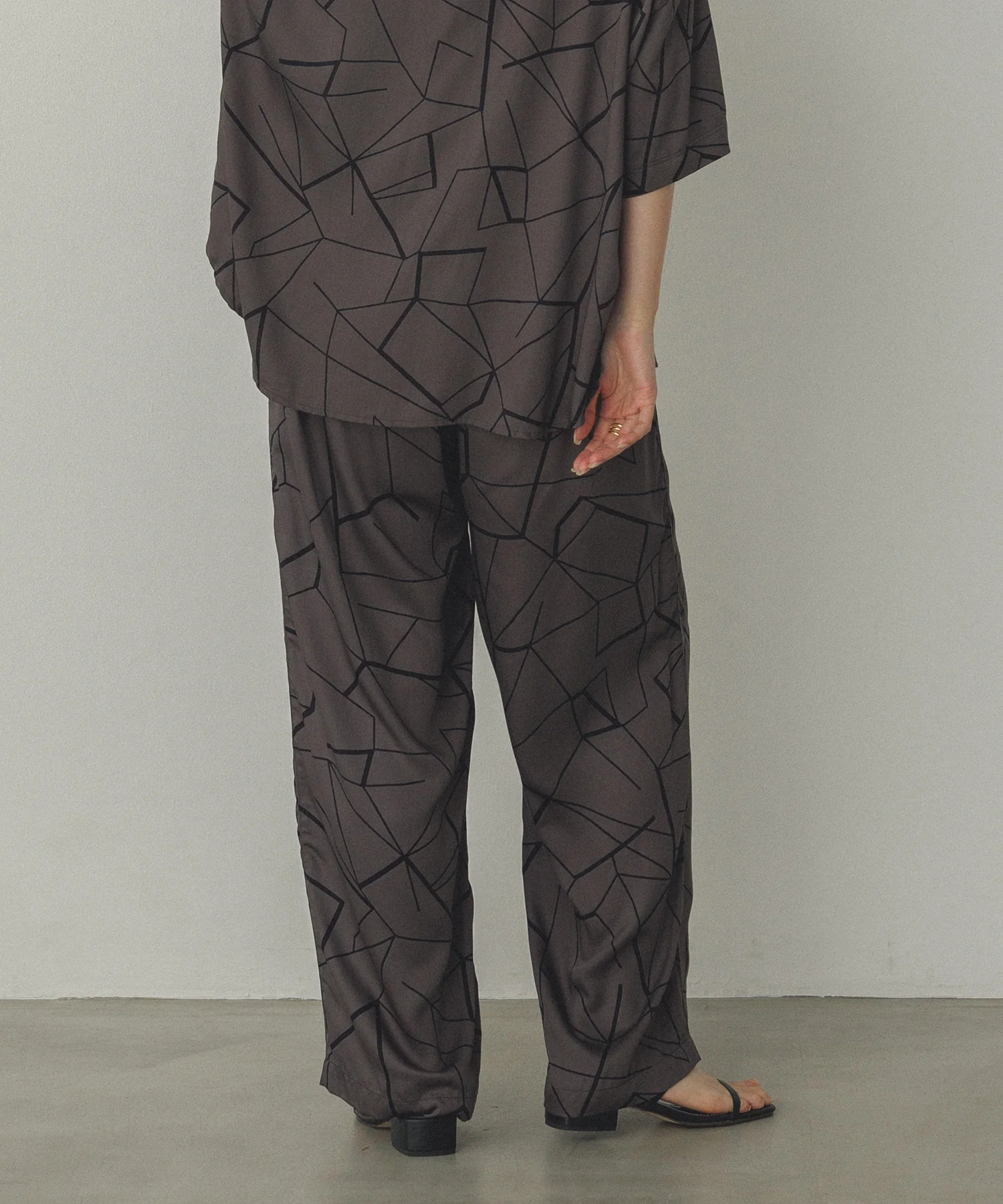 ビスコースサテン プリント タックストレートパンツ