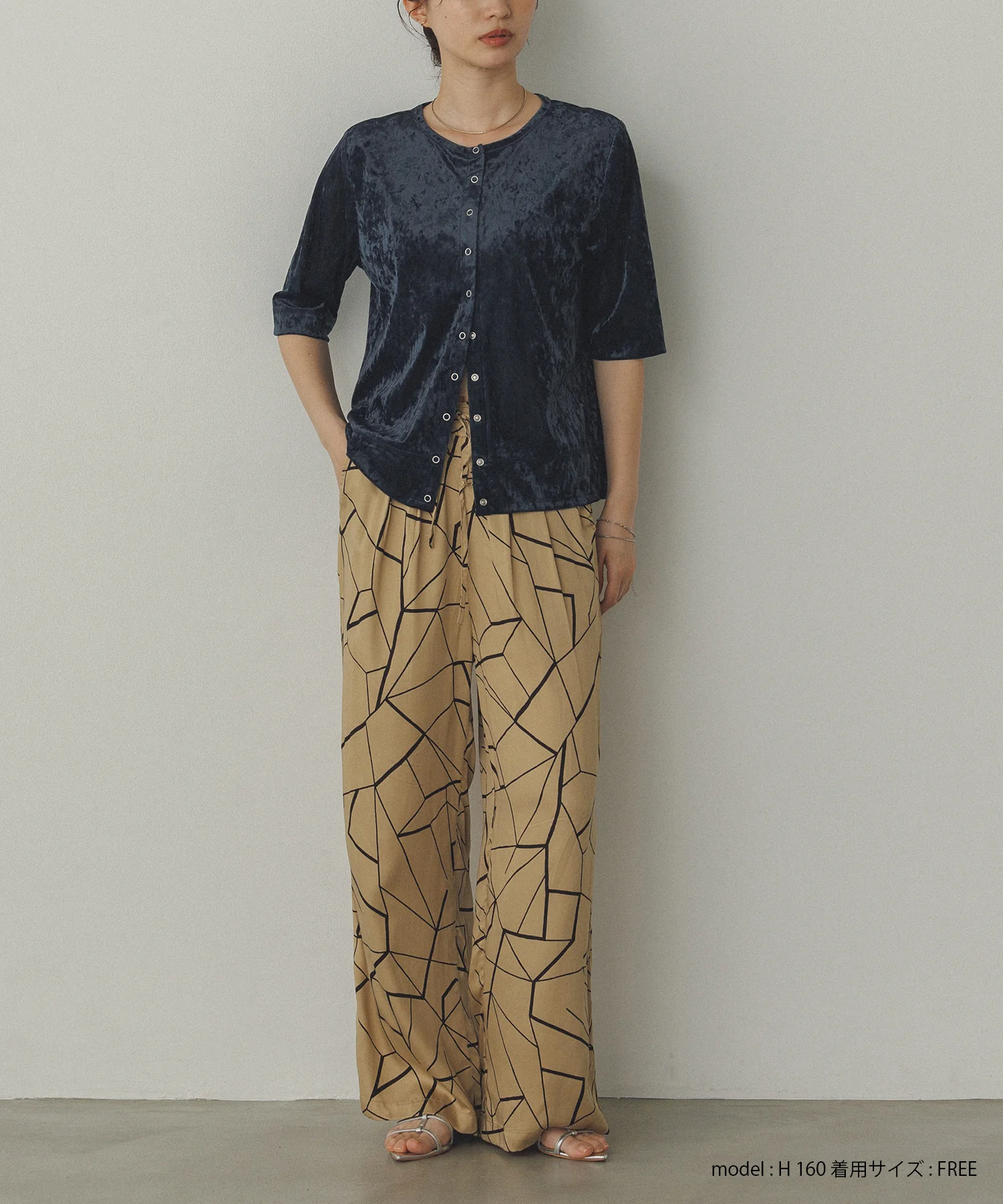 ビスコースサテン プリント タックストレートパンツ